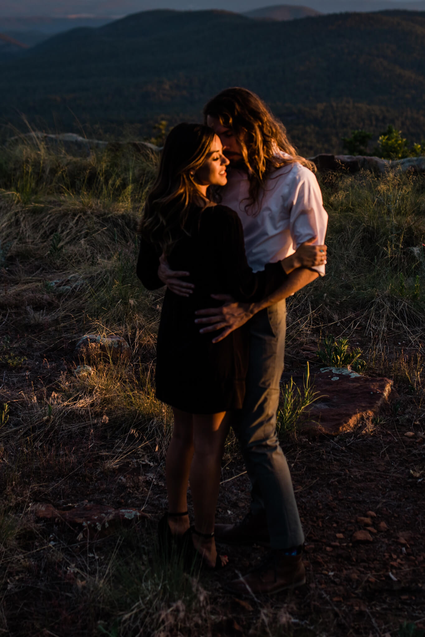 Leah and David had their forest engagement photos at the Mogollon Rim at sunset and it is the perfect spot for adventure and forest vibes.