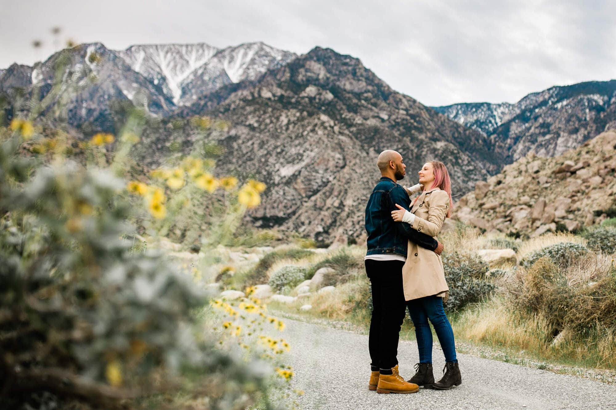 Want epic mountian engagement photos? These mountain engagement photos on the Pacific Crest Trail are the perfect adventerous engagement photo inspiration.