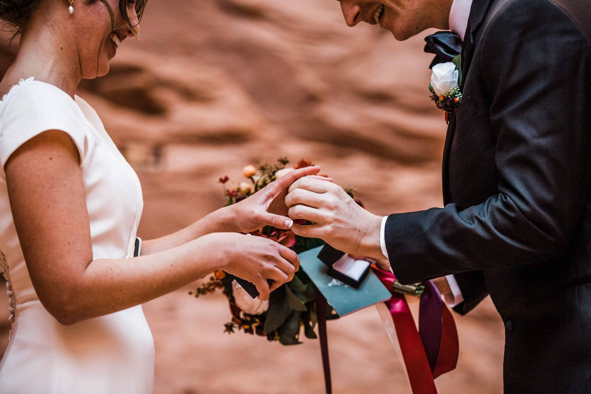 https://aimeeflynnphoto.com/canyonlands-national-park-wedding/