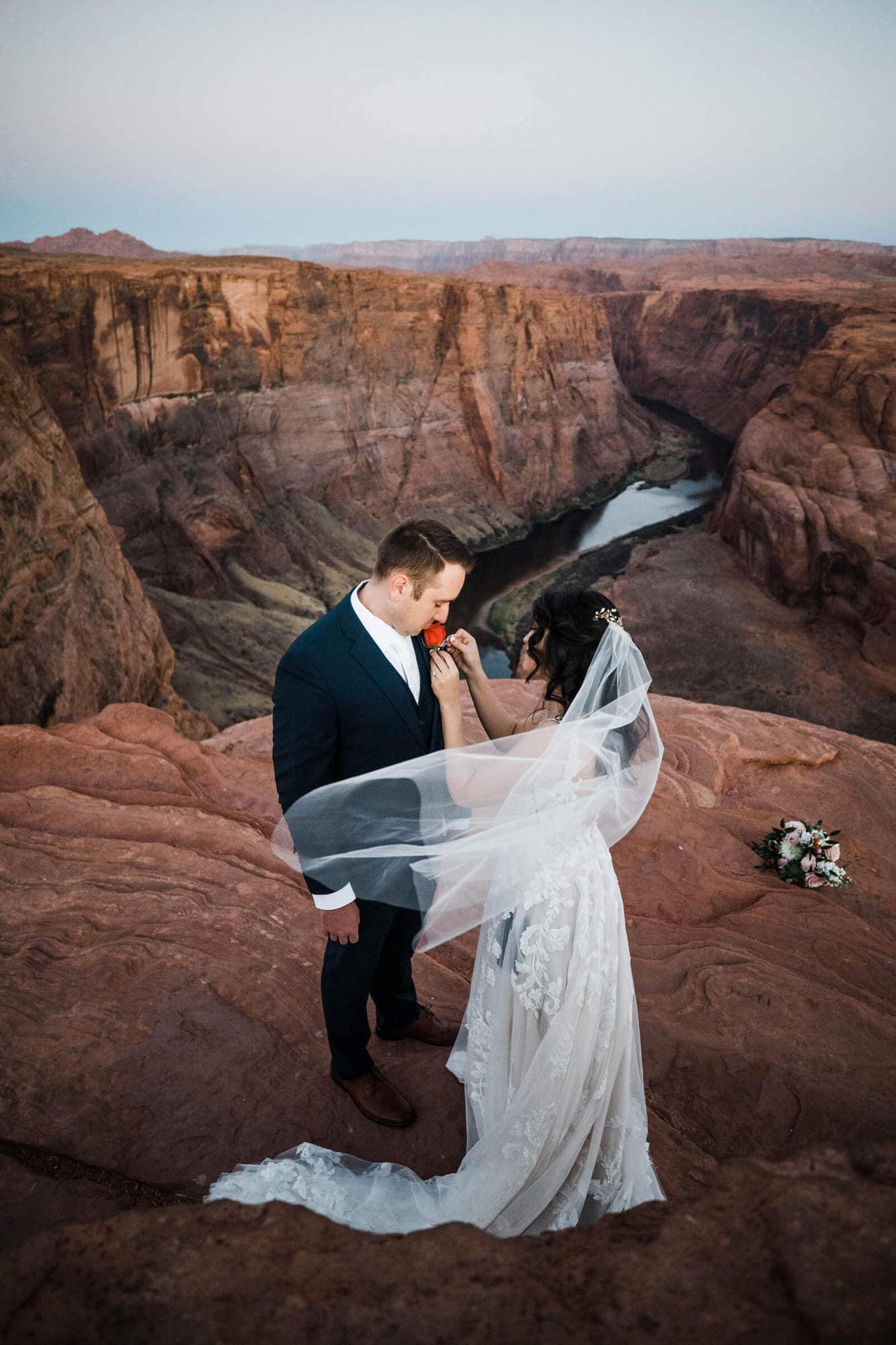 Horseshoe Bend is iconic, popular, and crowded spot. But this sunrise start meant this Horseshoe Bend elopement was all the views + no crowds.
