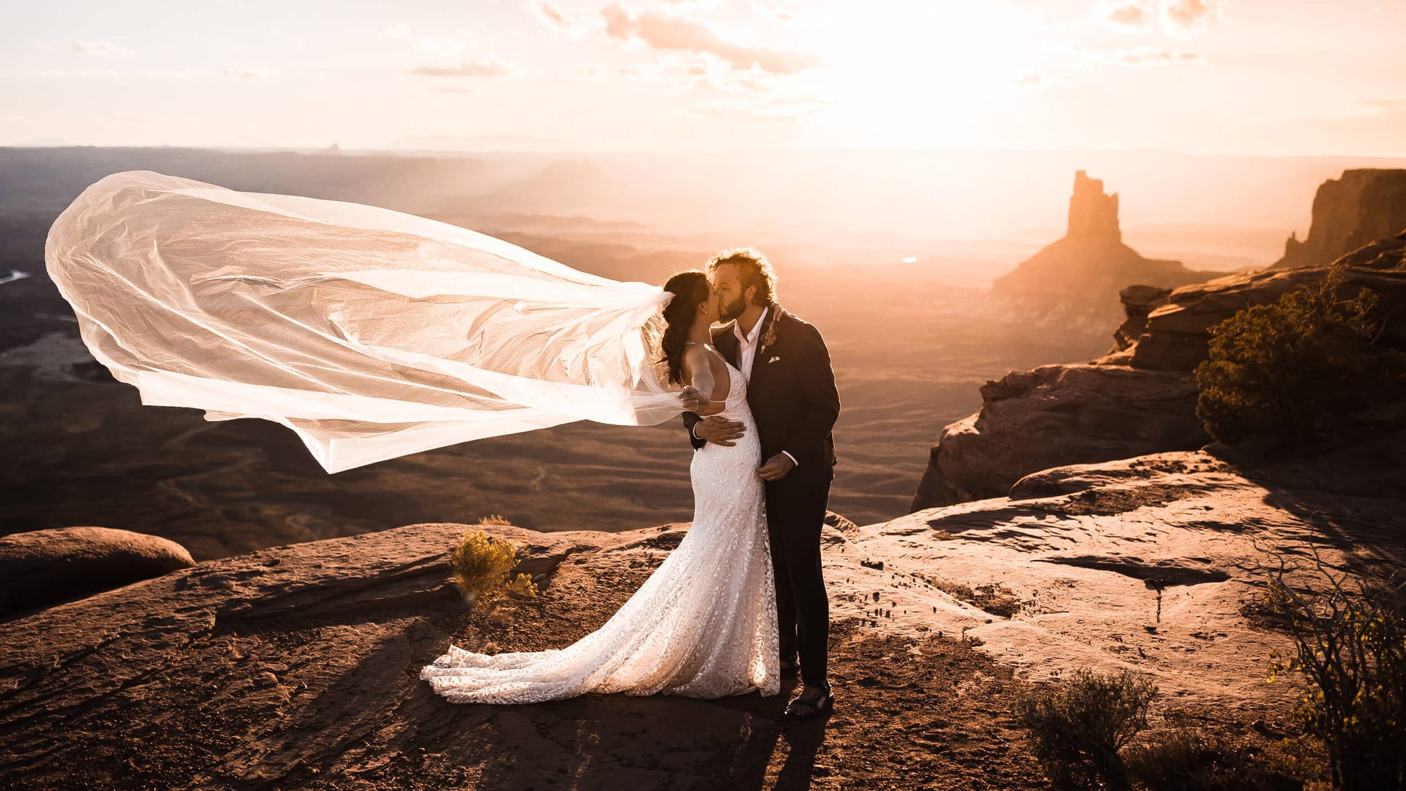 https://aimeeflynnphoto.com/wp-content/uploads/2022/12/places-to-elope-in-utah-aimee-flynn-photo-15.jpg