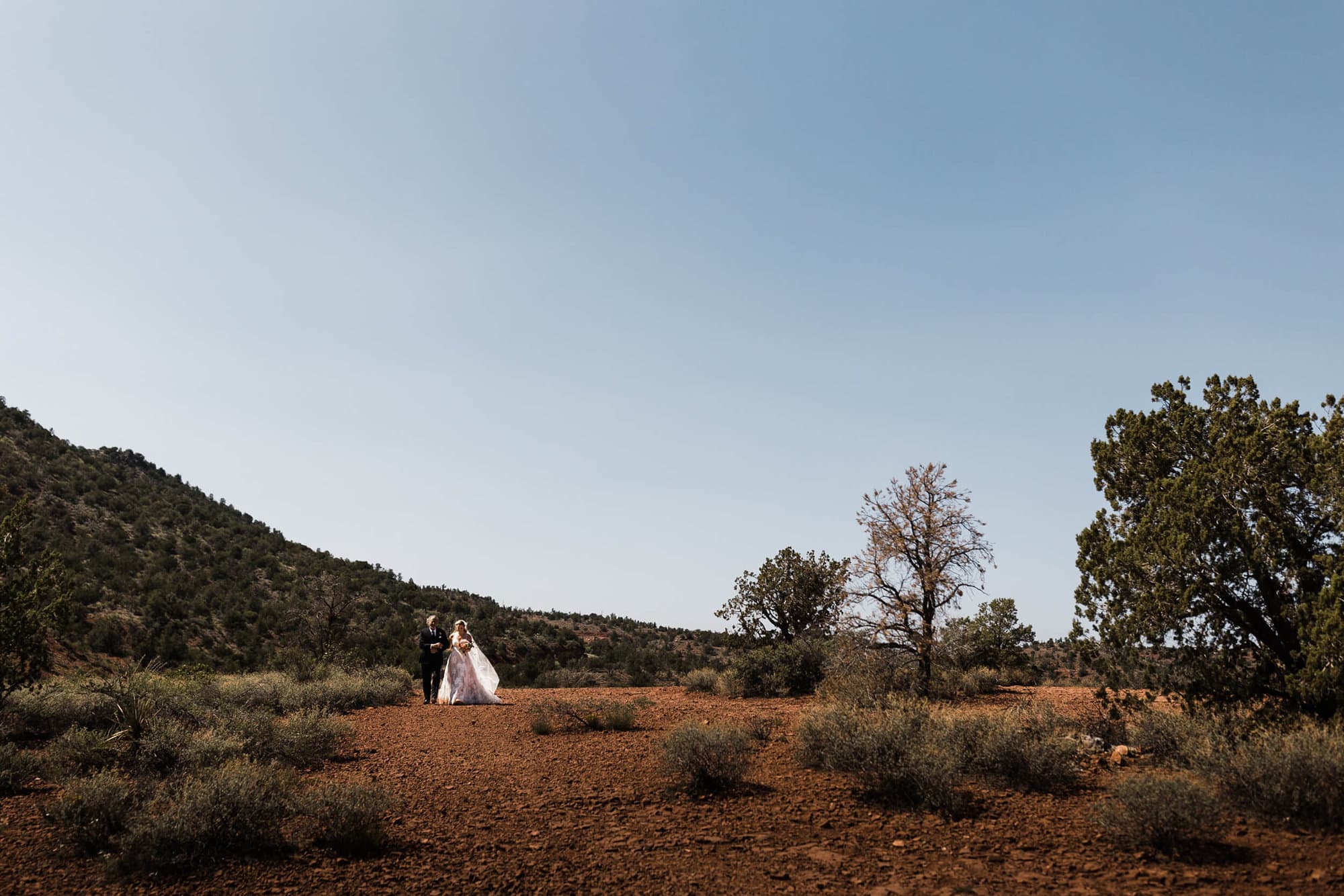 Springtime in Sedona is pure magic, and this super intentional and lovely Sedona Micro Wedding was full of sweet family moments and red rock adventure. 