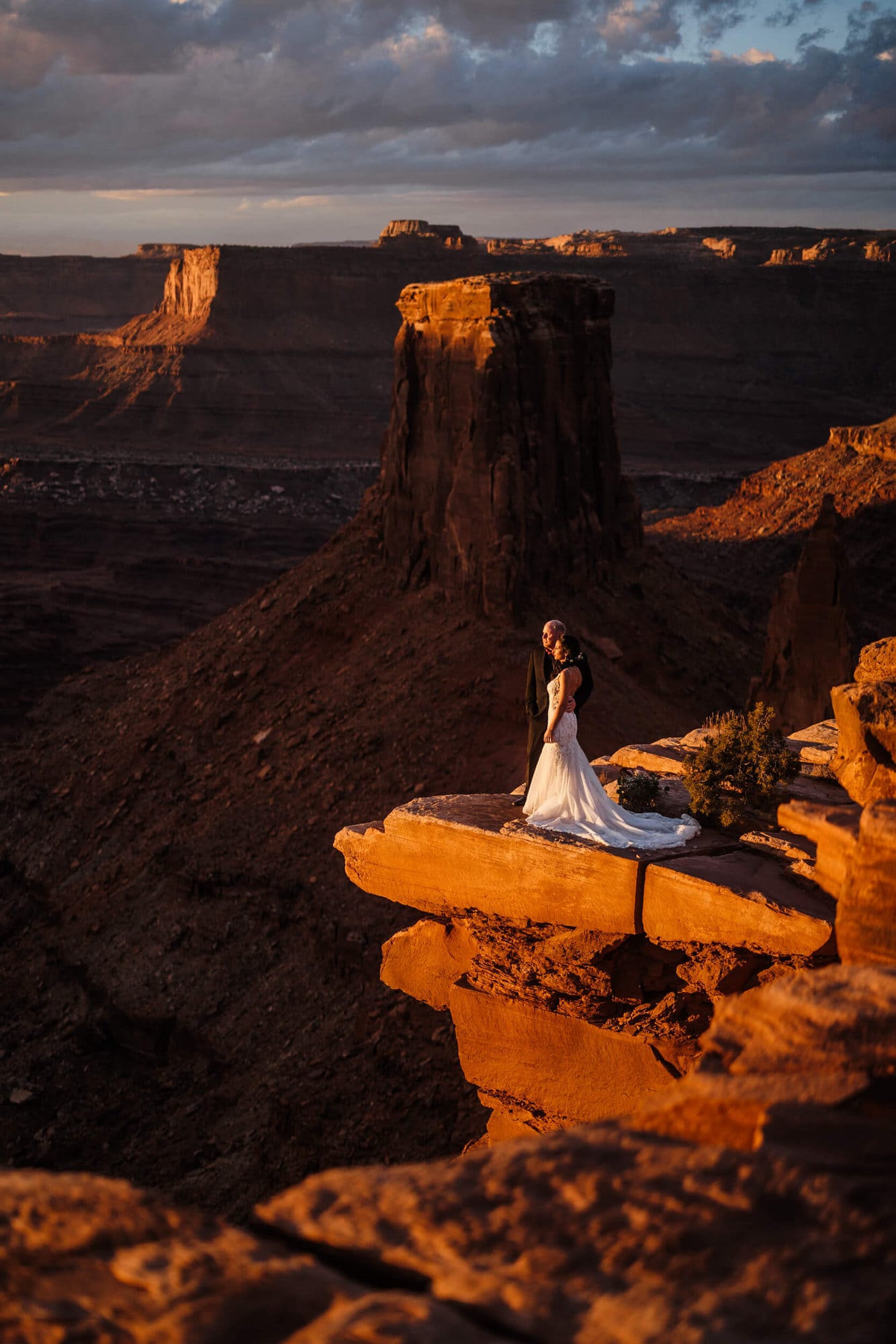 Your full send Moab elopement planning guide. It's where adventure lives! Complete with  locations, local tips, and fun activities.