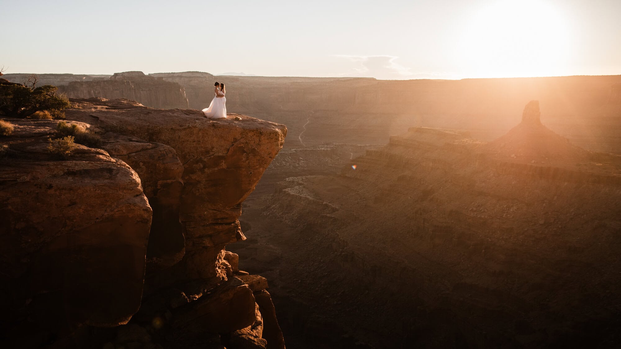 This Moab hiking elopement is the quintessential desert adventure. Hiking, arches, a gorgeous sunset, and so much love and stoke. See it all here.