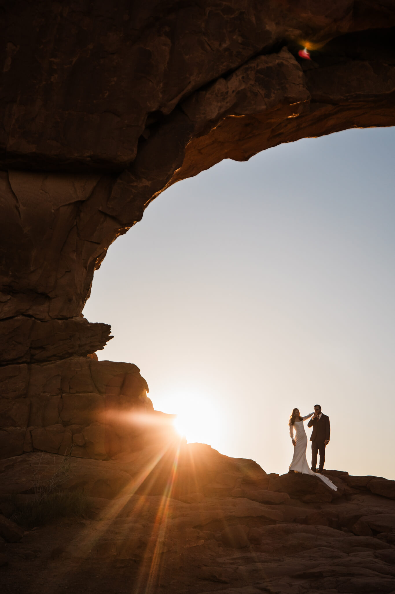 Moab Micro-Wedding goals: with a starry adventure and family focused ceremony... and the PRETTIEST wedding day details, you have to check out this adventure. 