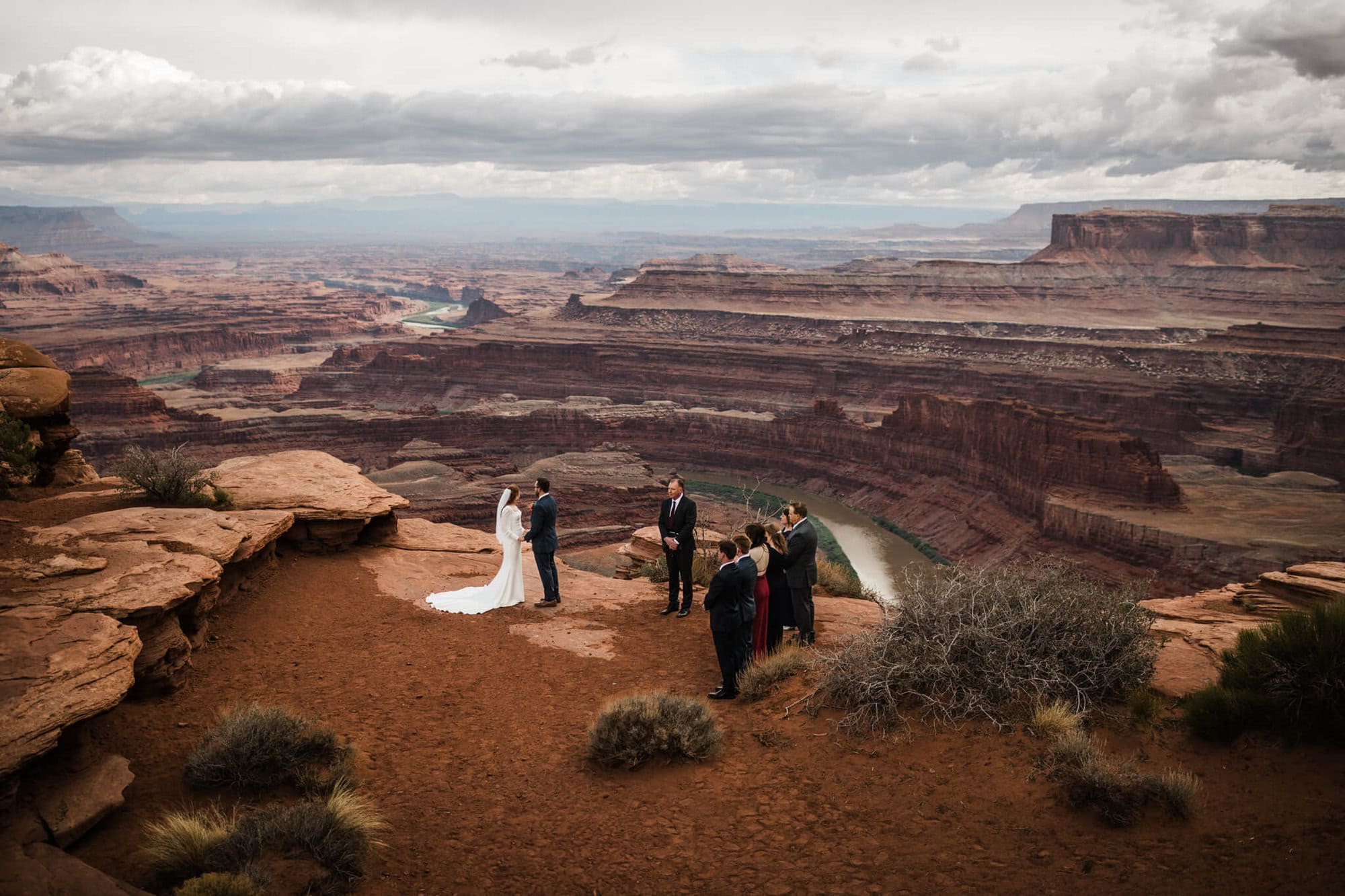 Moab Micro-Wedding goals: with a starry adventure and family focused ceremony... and the PRETTIEST wedding day details, you have to check out this adventure. 