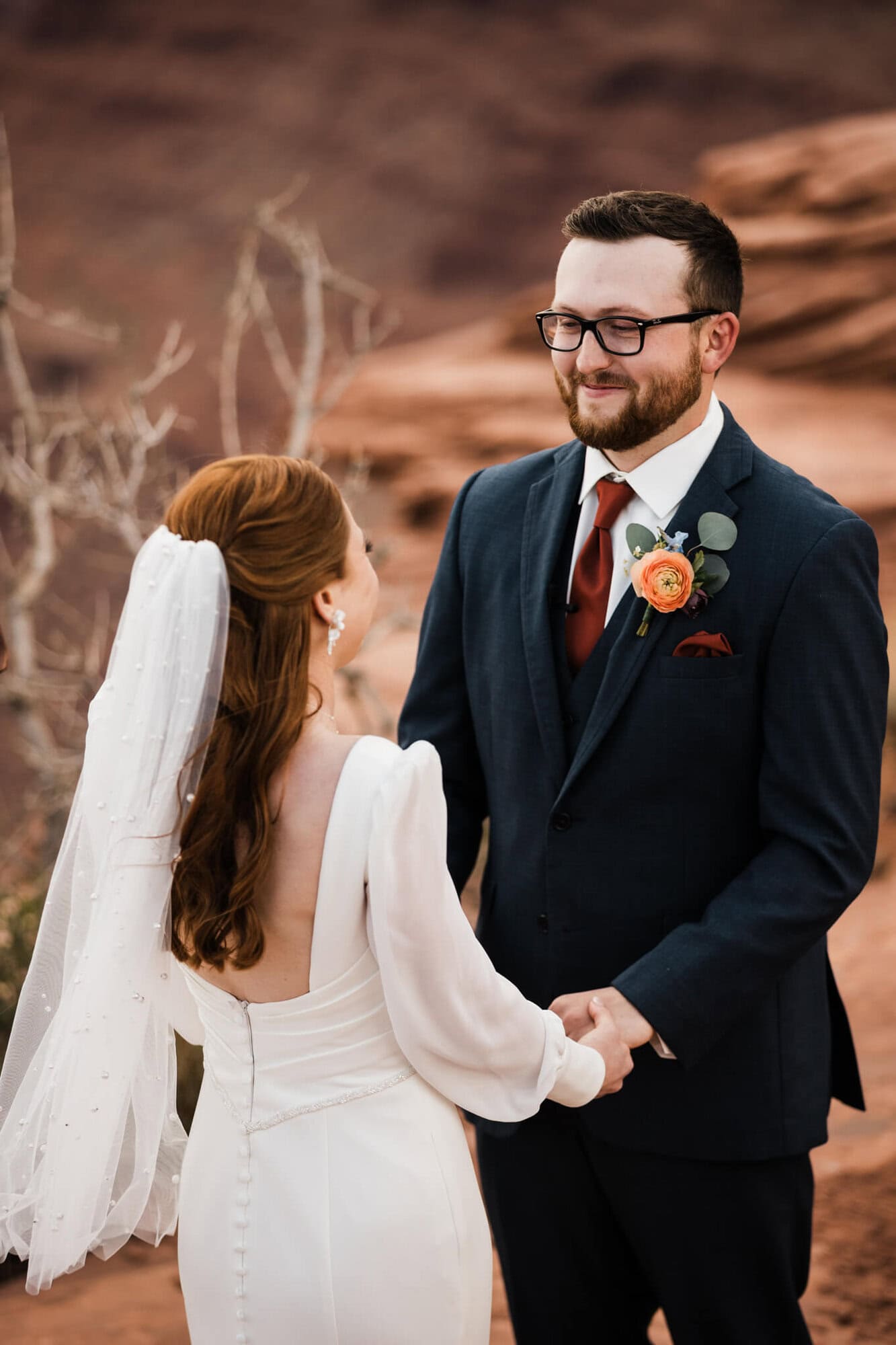 Moab Micro-Wedding goals: with a starry adventure and family focused ceremony... and the PRETTIEST wedding day details, you have to check out this adventure. 