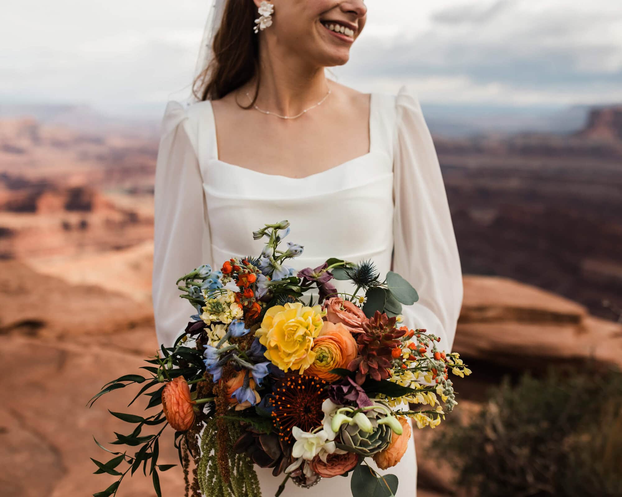 Moab Micro-Wedding goals: with a starry adventure and family focused ceremony... and the PRETTIEST wedding day details, you have to check out this adventure. 