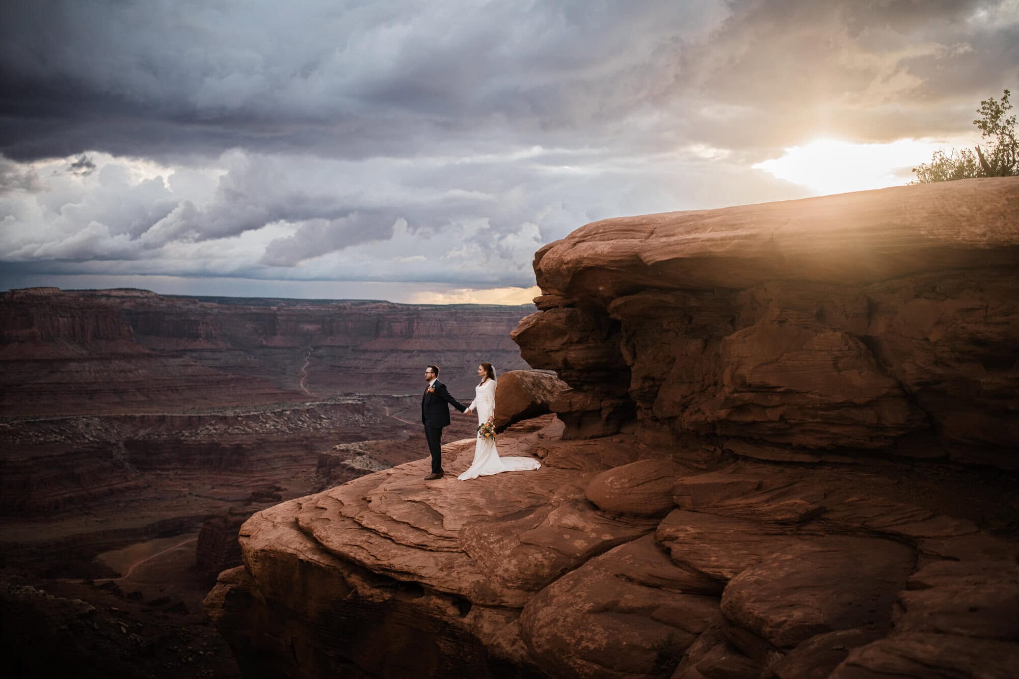 Moab Micro-Wedding goals: with a starry adventure and family focused ceremony... and the PRETTIEST wedding day details, you have to check out this adventure. 