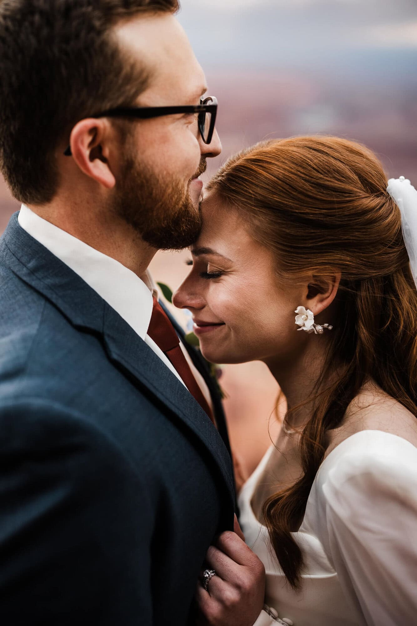 Moab Micro-Wedding goals: with a starry adventure and family focused ceremony... and the PRETTIEST wedding day details, you have to check out this adventure. 