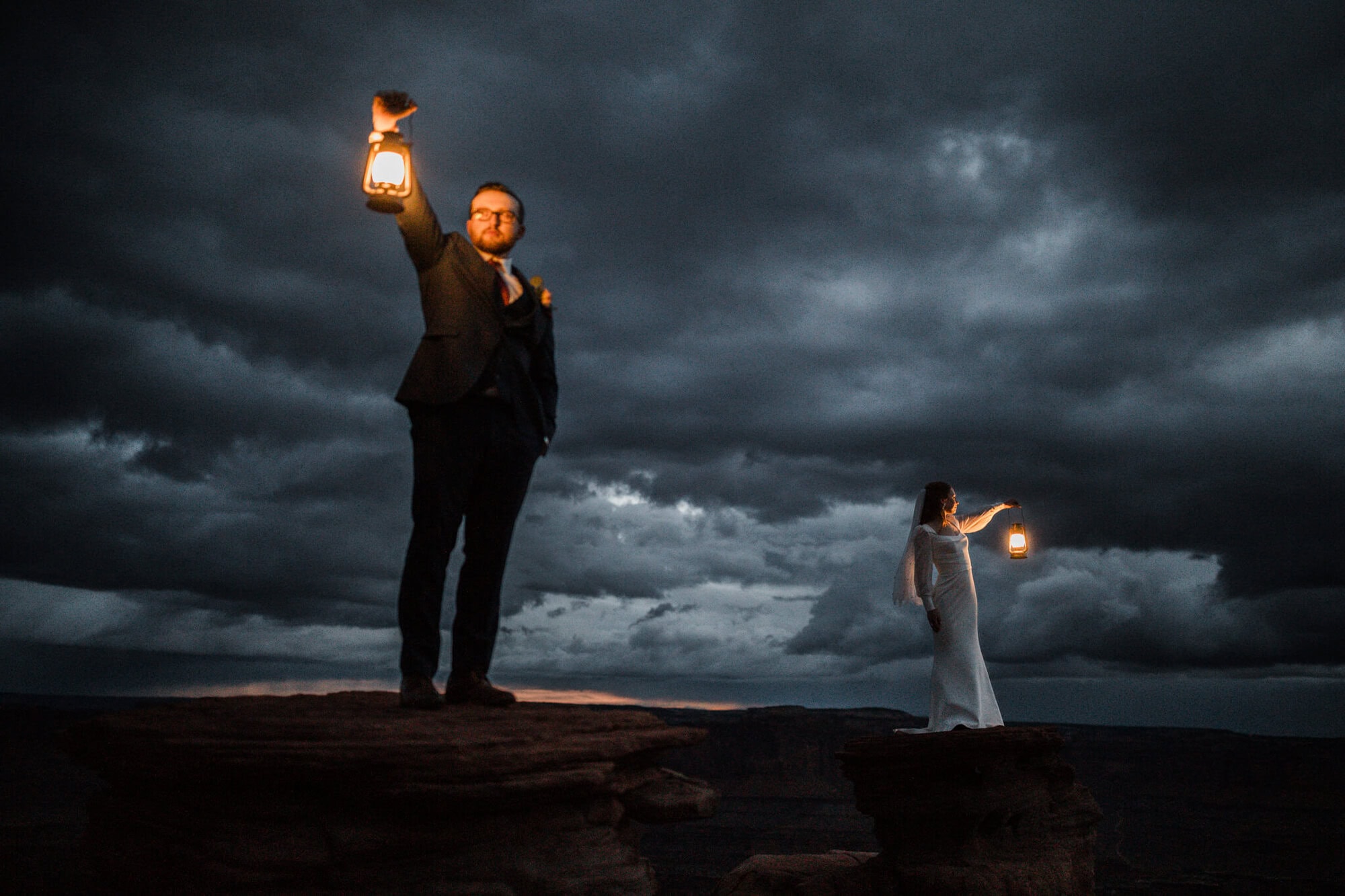 Moab Micro-Wedding goals: with a starry adventure and family focused ceremony... and the PRETTIEST wedding day details, you have to check out this adventure. 