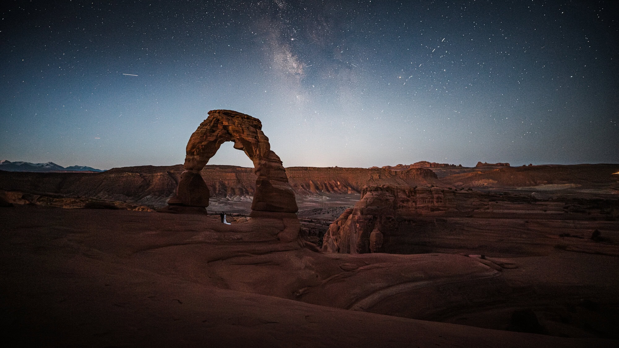 Moab Micro-Wedding goals: with a starry adventure and family focused ceremony... and the PRETTIEST wedding day details, you have to check out this adventure. 