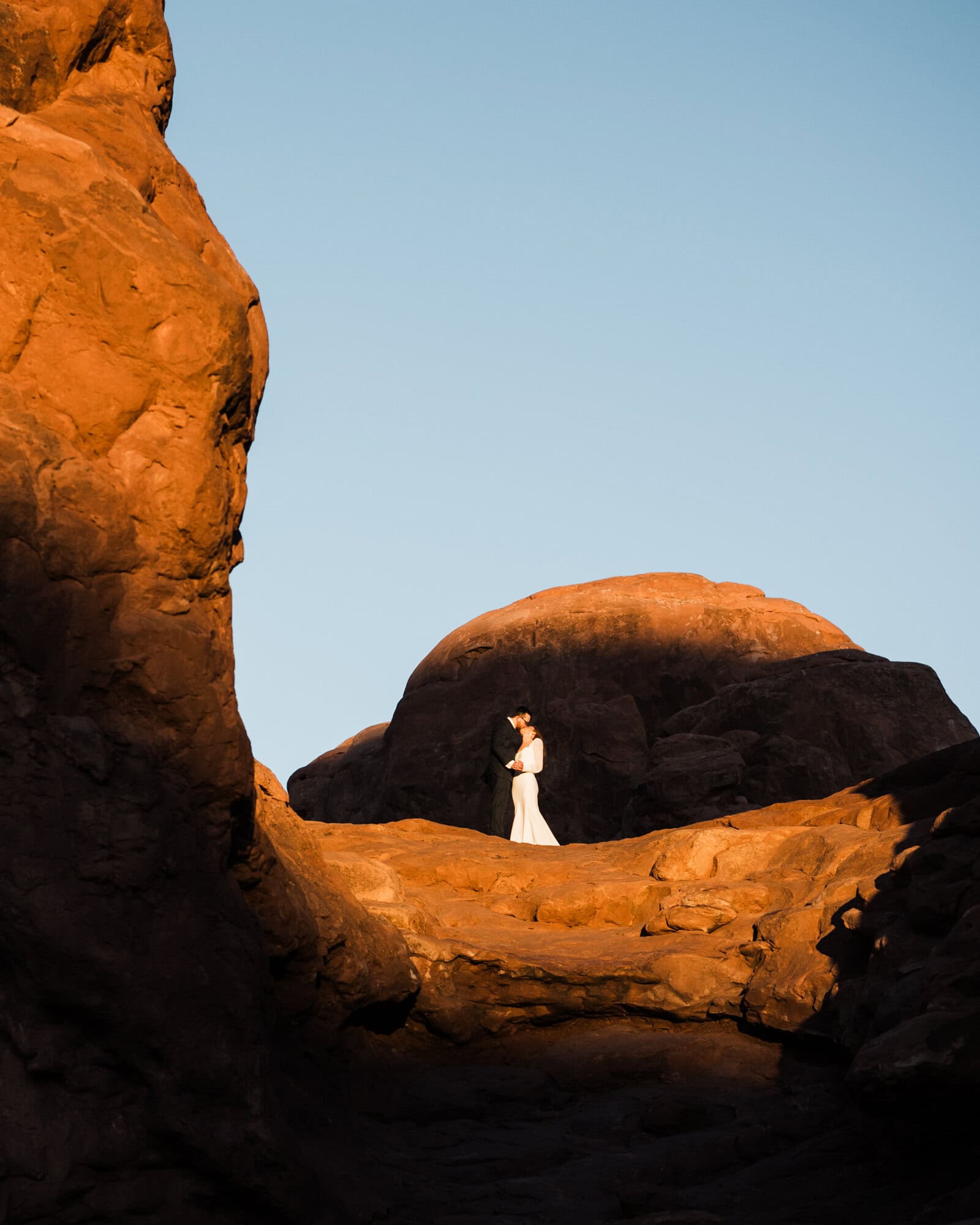 Moab Micro-Wedding goals: with a starry adventure and family focused ceremony... and the PRETTIEST wedding day details, you have to check out this adventure. 